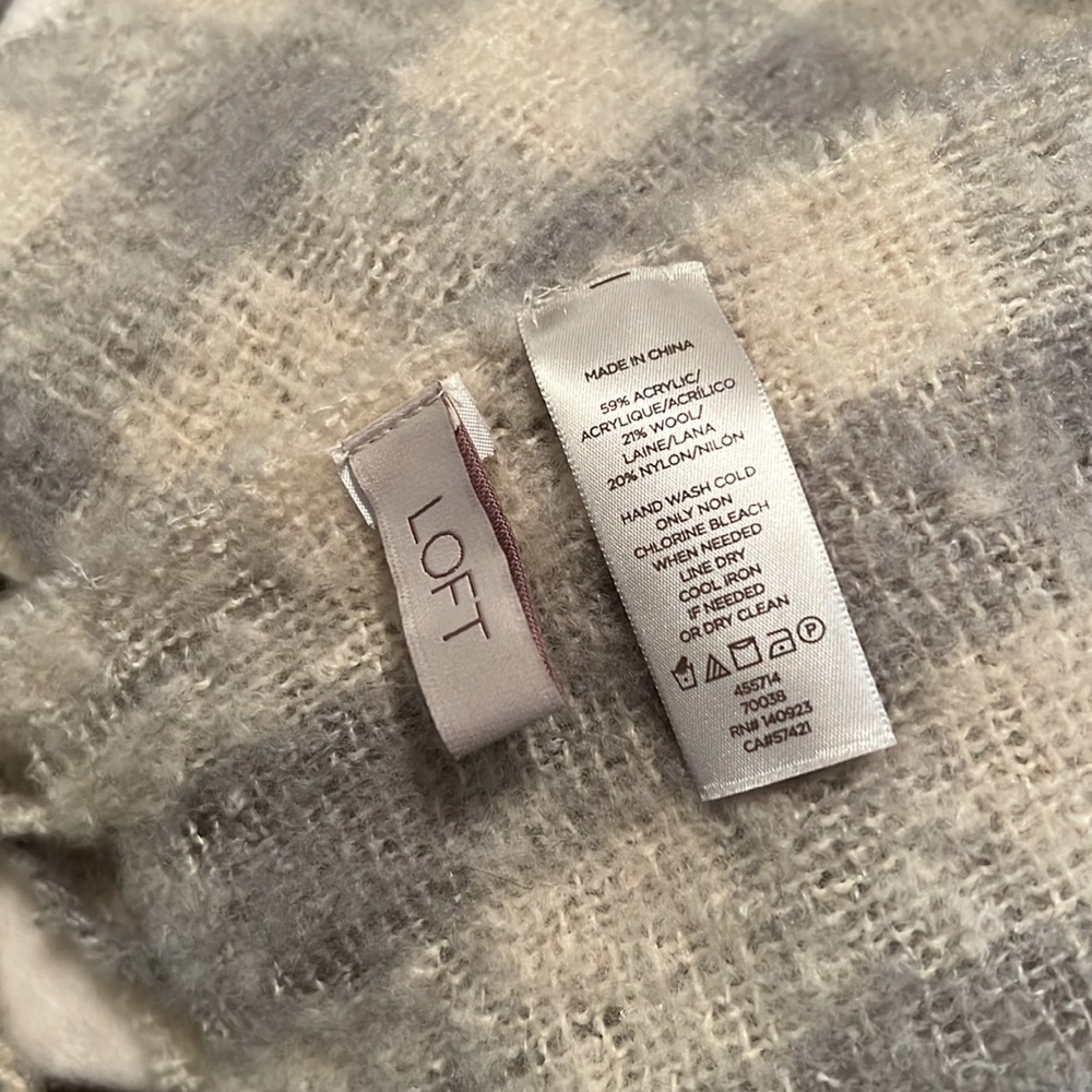 Loft Scarf/Wrap - Picture 2 of 3